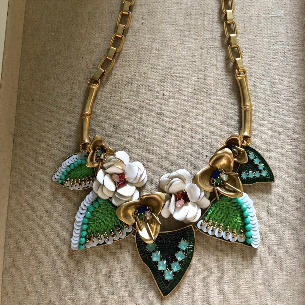 NIB Stella & Dot Camellia Statement Necklace